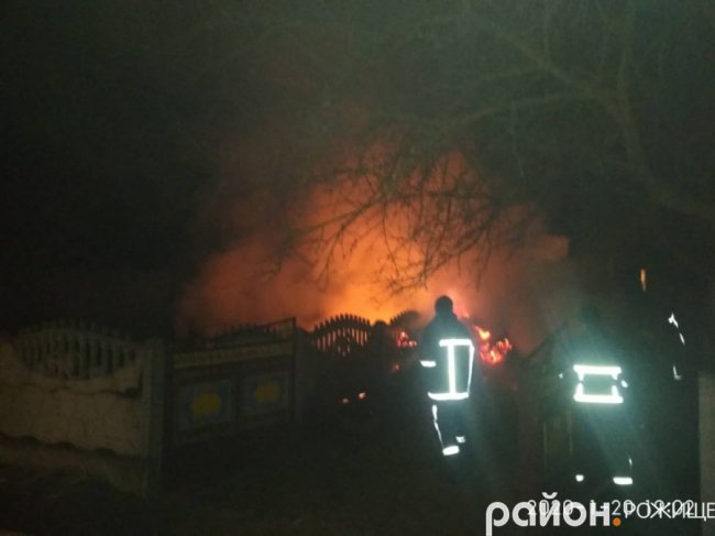 У селі на  Волині біля будинку загорілись тюки соломи. ФОТО