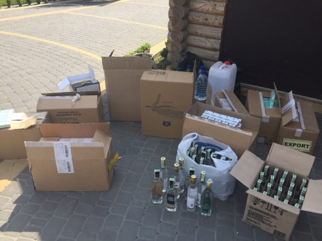 На «Ягодині» затримали водія, який хотів перевезти у бампері цигарки. ФОТО