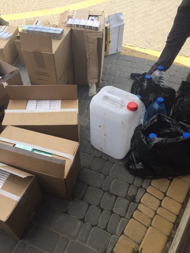 На «Ягодині» затримали водія, який хотів перевезти у бампері цигарки. ФОТО