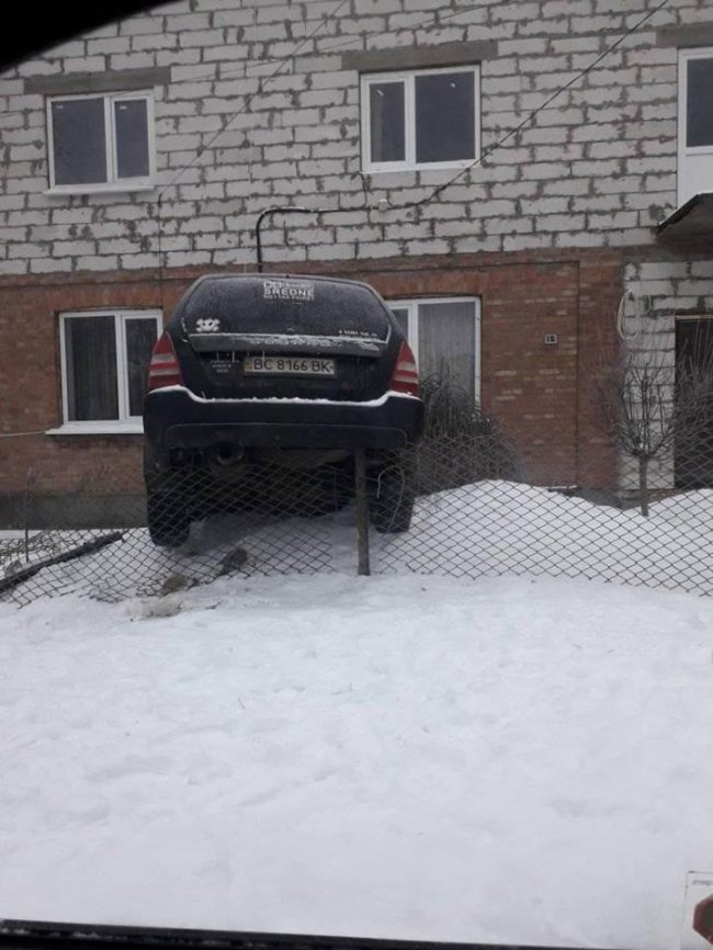 У Луцьку водій «припаркував» авто на огорожі. ФОТО
