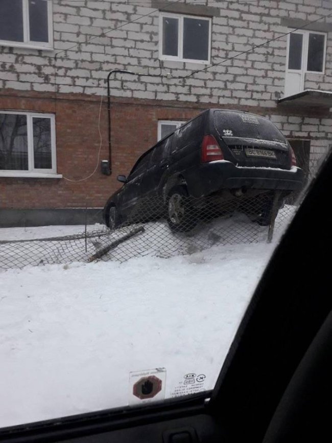 У Луцьку водій «припаркував» авто на огорожі. ФОТО