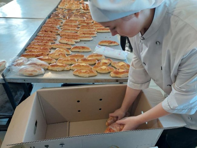 Студенти з Волині передали воїнам на Схід власноруч спечені пиріжки 