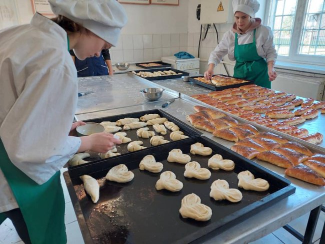 Студенти з Волині передали воїнам на Схід власноруч спечені пиріжки 