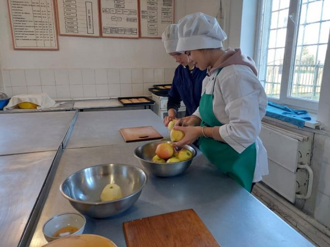 Студенти з Волині передали воїнам на Схід власноруч спечені пиріжки 