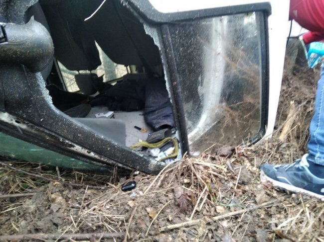 На Волині Ford злетів у кювет та перевернувся. ВІДЕО.ФОТО