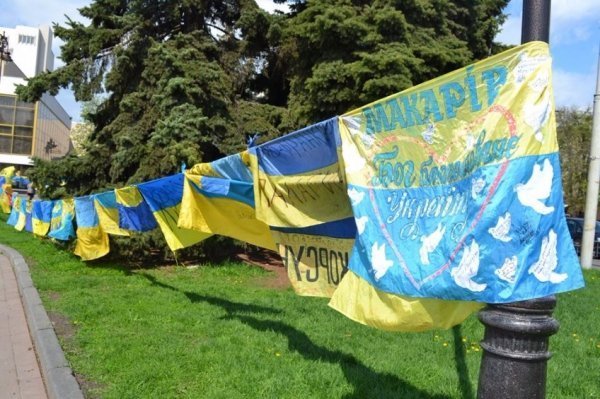 На Театральному майдані Луцька відбувається акція єднання «Велика українська хода». ФОТО