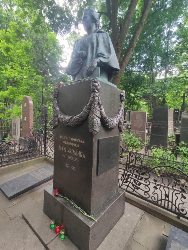 Радянський напис на могилі Лесі Українки буде замінений: подробиці