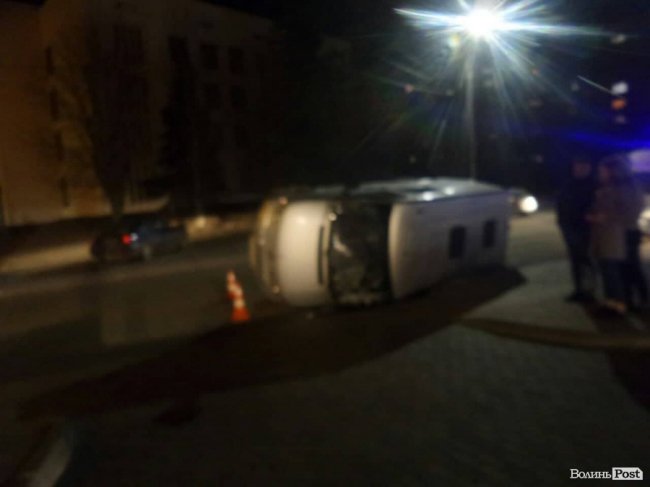 Автівку перекинуло на бік: у Луцьку зіткнулись Ford та Mercedes. ФОТО. ВІДЕО