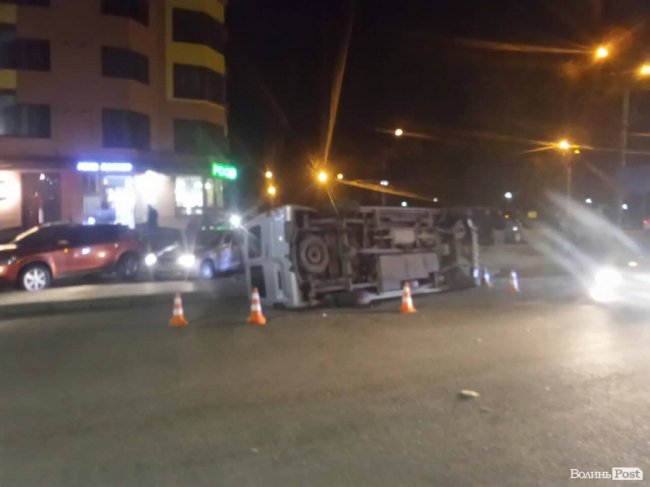 Автівку перекинуло на бік: у Луцьку зіткнулись Ford та Mercedes. ФОТО. ВІДЕО