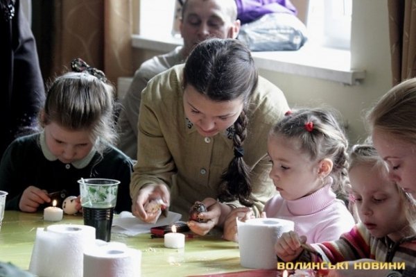 Як маленьких лучан вчили малювати писанки. ФОТО