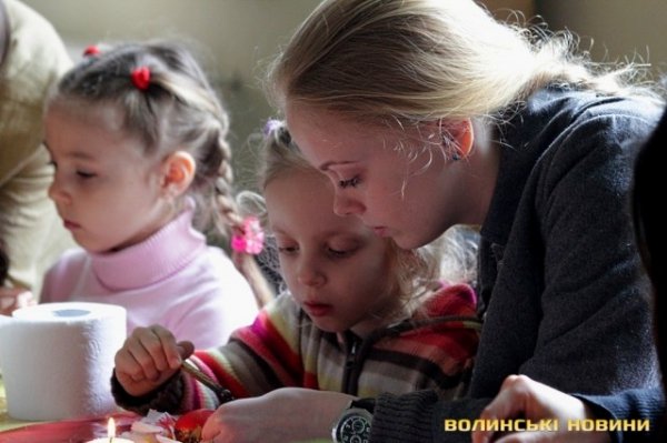 Як маленьких лучан вчили малювати писанки. ФОТО