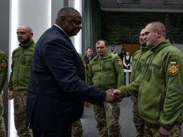 «Люди по всьому світу вражені вашою відвагою»: глава Пентагону зустрівся з українськими воїнами