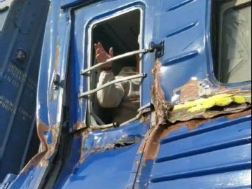 У потяг, що прямує через Ковель, в'їхав комбайн. ФОТО