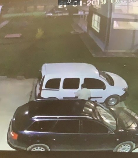 На Волині невідомий обкрадає автомобілі: просять впізнати злочинця
