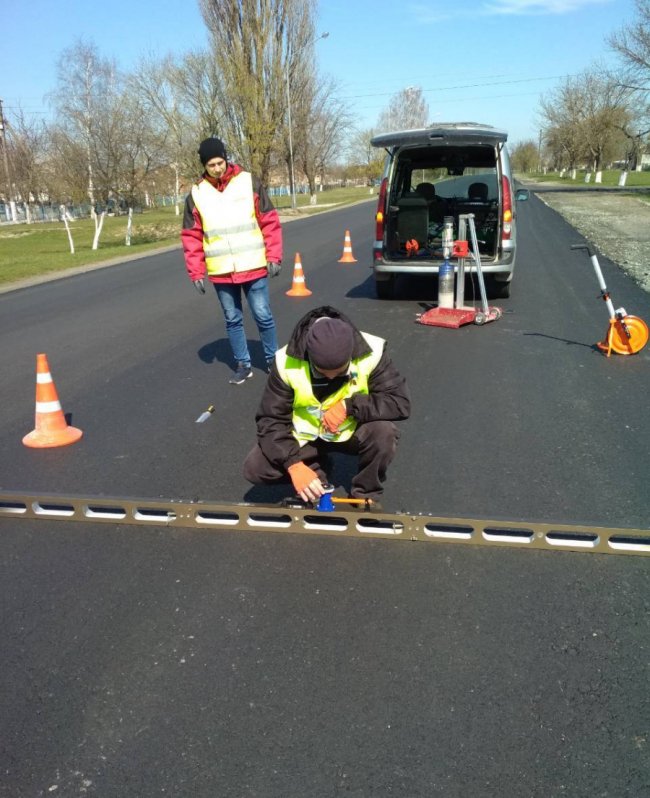 Як перевіряють якість щойно відремонтованої волинської дороги. ФОТО