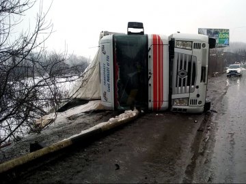 Під Харковом на трасі зіткнулося сім автівок