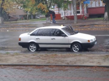 У Луцьку загорілось припарковане авто. ВІДЕО