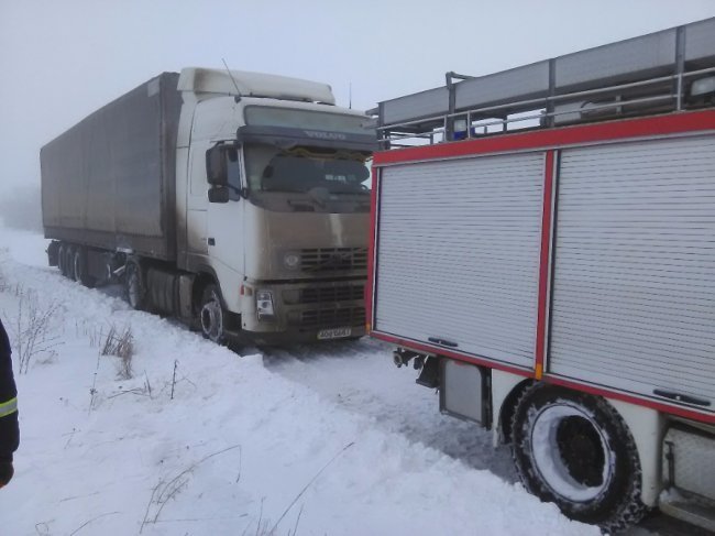 На Волині зі снігового полону звільнили 5 автівок