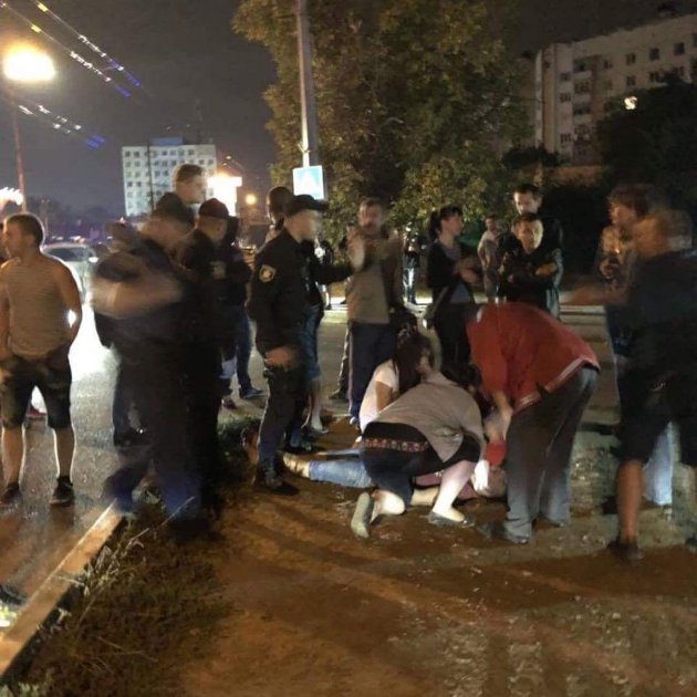У Чернівцях автівка патрульних на смерть збила молодого хлопця. ФОТО