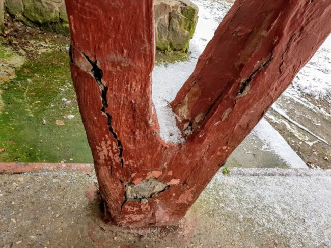 Над під'їздом луцької багатоповерхівки може обвалитись бетонний дах. ФОТО