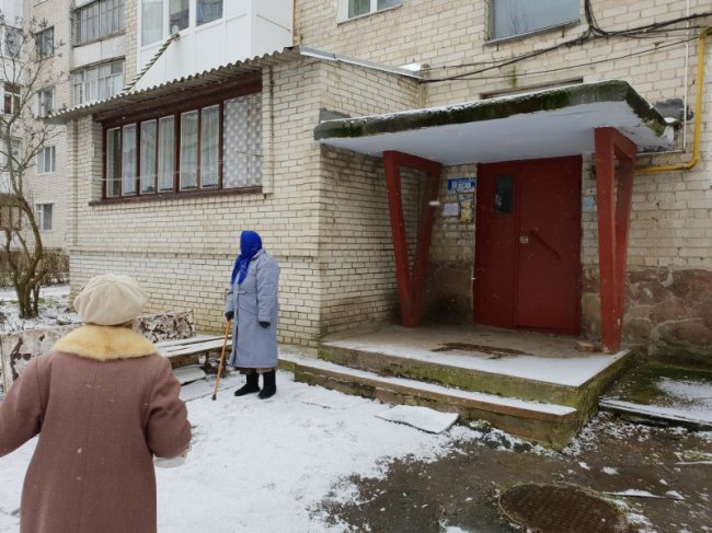 Над під'їздом луцької багатоповерхівки може обвалитись бетонний дах. ФОТО