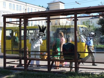 Лучани «штурмують» мерію через майже сотню ліквідованих зупинок