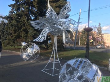 На Театральному майдані встановили новорічну інсталяцію. ФОТО