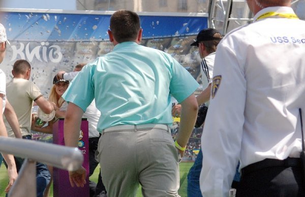 Гола дівка напала в Києві на кубок УЄФА .ФОТО. ВІДЕО