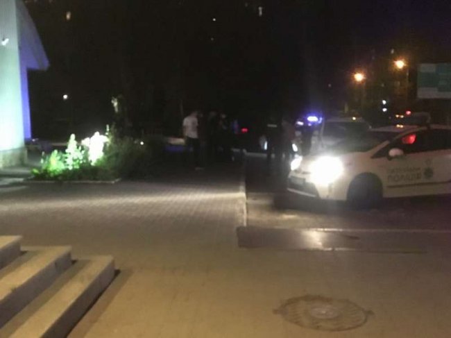 Вгамовувати дебоширів біля луцького супермаркету приїхало три екіпажі патрульних. ФОТО