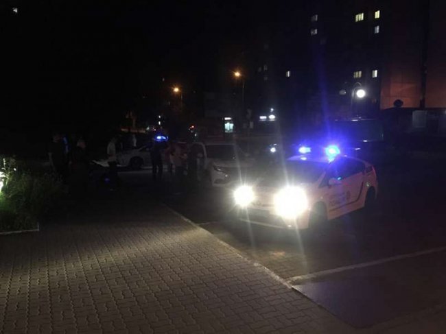 Вгамовувати дебоширів біля луцького супермаркету приїхало три екіпажі патрульних. ФОТО