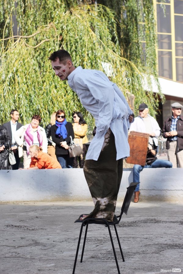 «Мандрівний вішак» у Луцьку епатував, дивував та змушував задуматись. ФОТО