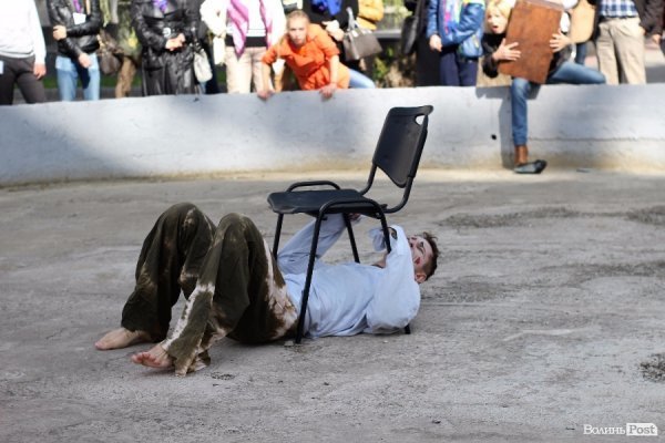 «Мандрівний вішак» у Луцьку епатував, дивував та змушував задуматись. ФОТО