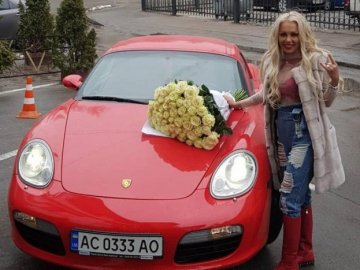 Луцька бізнес-леді на Porsche заблокувала трамвай у Львові