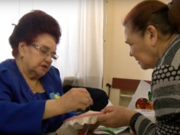 Луцькі пенсіонери разом з біженцями шиють обереги для українських воїнів. ВІДЕО