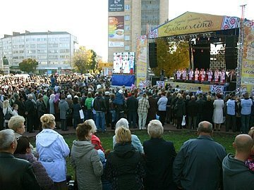 У Луцьку  роздавали борщ під наглядом охорони. ФОТО