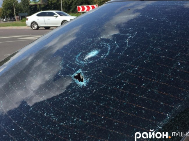 У Луцьку посеред вулиці стоїть побите і «обстріляне» авто. ФОТО