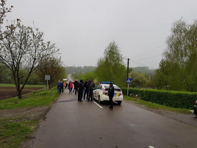 Селяни на Рівненщині перекрили дорогу до урочища Гурби, де сьогодні вшановують загиблих