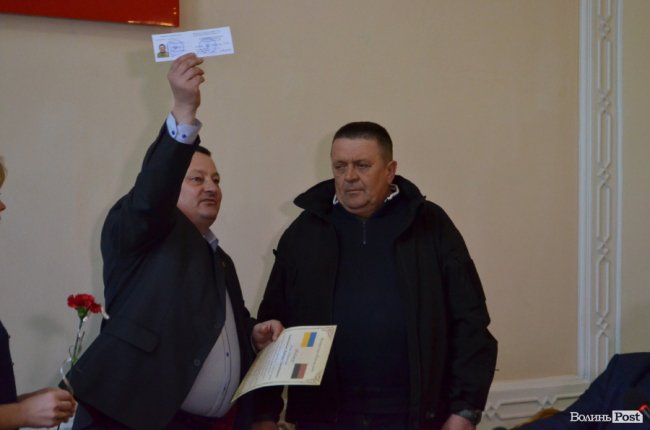 У Луцьку вручили перші посвідчення бійцям-добровольцям. ФОТО