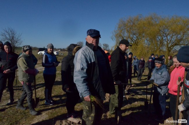 Екологічна акція у Промені, або Як у шквальний вітер народжувався новий ліс. ФОТО