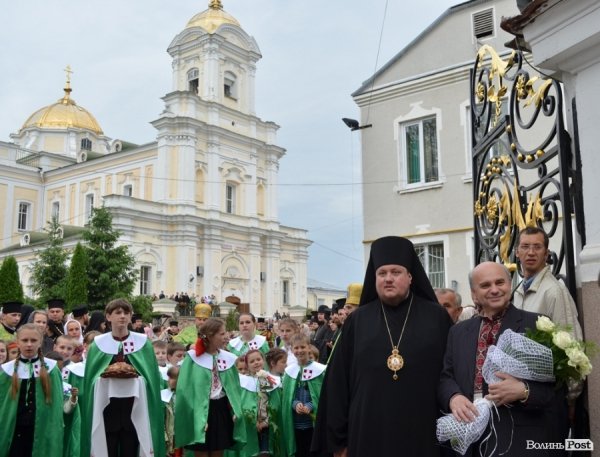 Патріарха Філарета зустрічали у Луцьку паляницею і квітами 