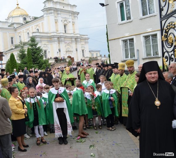 Патріарха Філарета зустрічали у Луцьку паляницею і квітами 