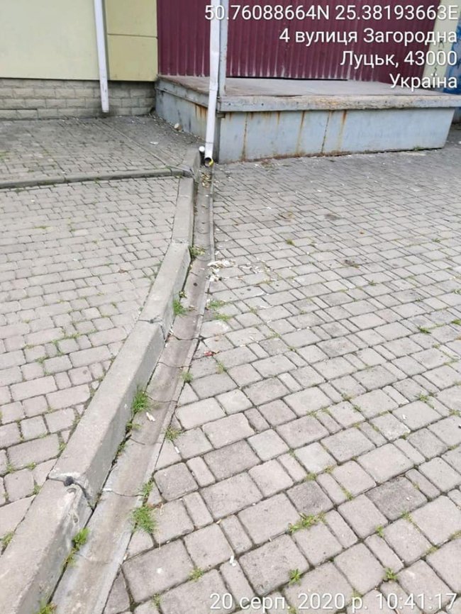 У Луцьку на адміністрацію магазинів, територія яких була закидана сміттям, склали приписи. ФОТО