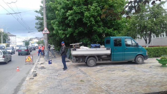 На одній з вулиць Луцька встановлюють турнікети. ФОТО