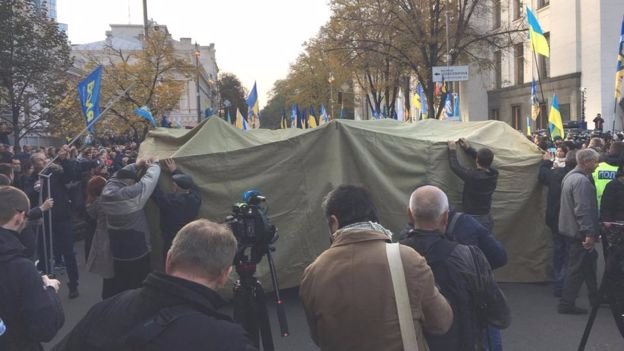 Під Верховною Радою встановили намети