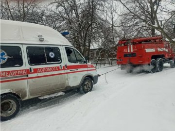 На Волині у заметі застрягла «швидка», яка їхала на виклик до хворого