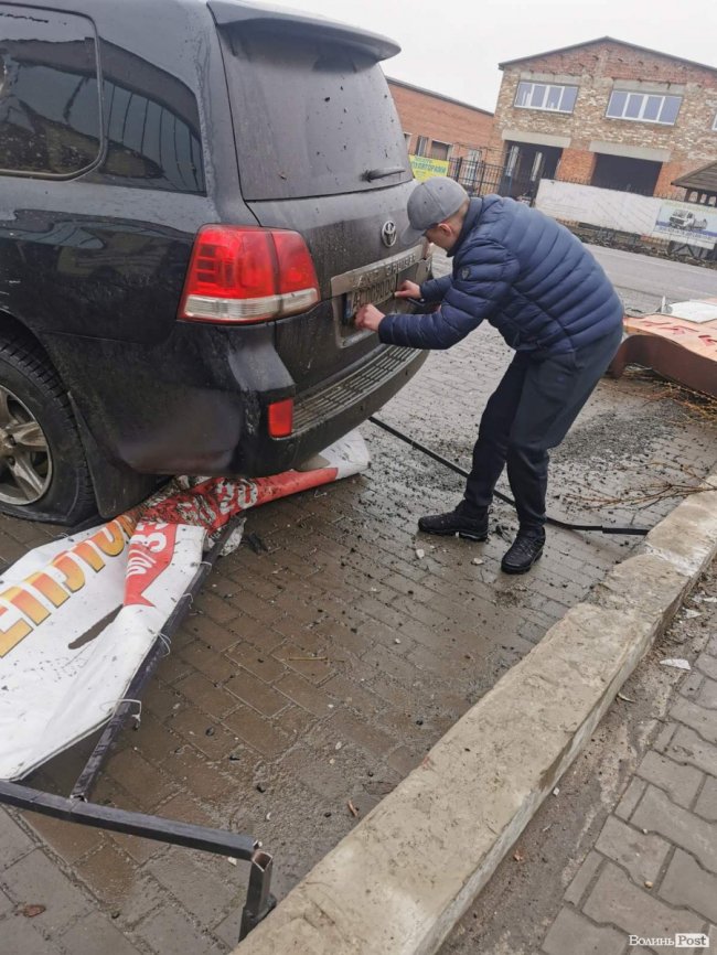 У Рованцях легковик влетів у припарковані автомобілі на автомийці. ФОТО