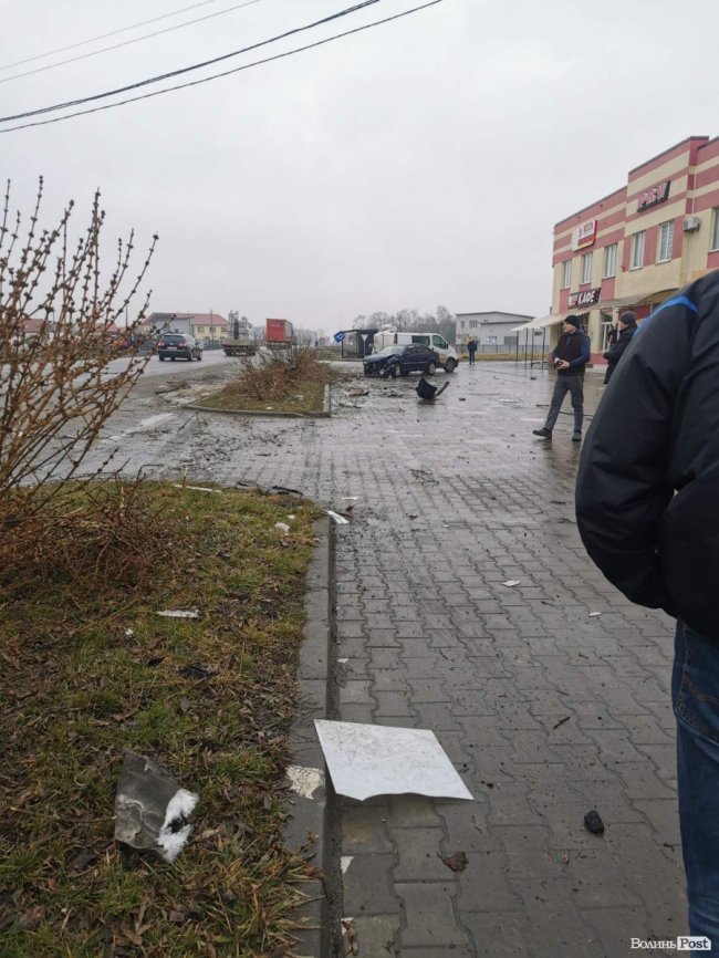 У Рованцях легковик влетів у припарковані автомобілі на автомийці. ФОТО