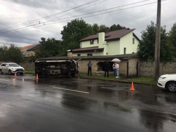 На Боженка у Луцьку бус врізався у стіну і перекинувся: є потерпілі