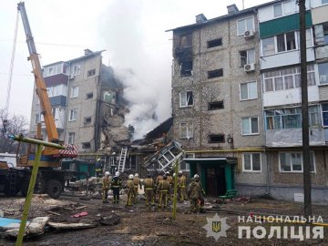 «Шахед» повністю знищив під’їзд 5-поверхівки в Сумах, є загиблі і поранені