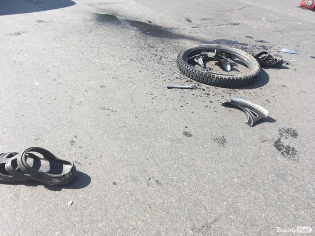 Моторошна аварія у Луцьку: троє на мопеді врізалися у Lanos. ФОТО